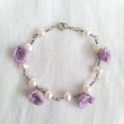 Pulsera plata 925, perlas blancas y flores lilas