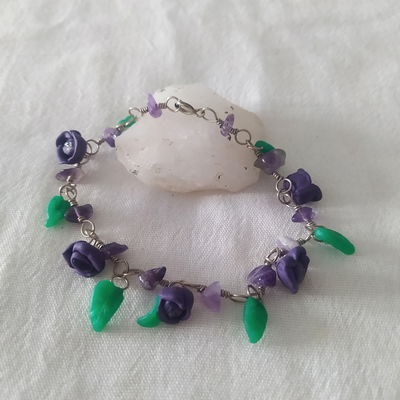 Tobillera de amatista y flores violetas
