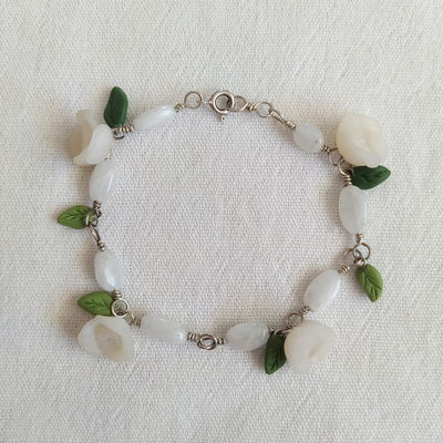 Pulsera plata 925, piedra de la luna y flores blancas 