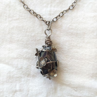 Dije de hematite y flores