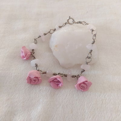 Pulsera cuarzo rosa con flores rosas