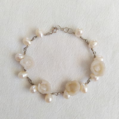 Pulsera plata 925, perlas blancas y flores natural
