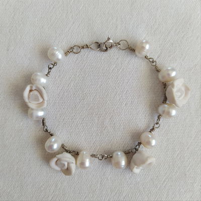 Pulsera plata 925, perlas blancas y flores blancas