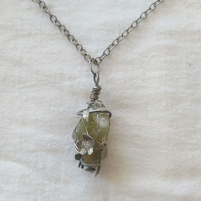 Dije prehnita y flores