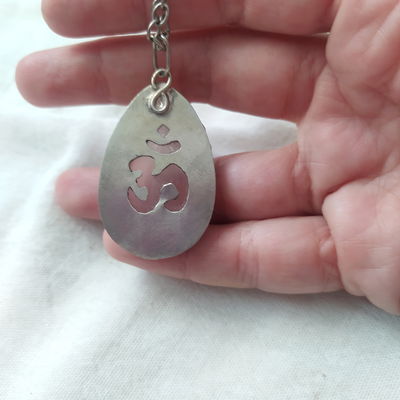 Dije Om y cuarzo rosa