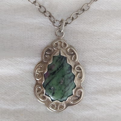 Dije de Zoisita con Rubí