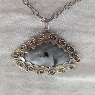 Dije de Piedra de luna con Turmalina Negra 