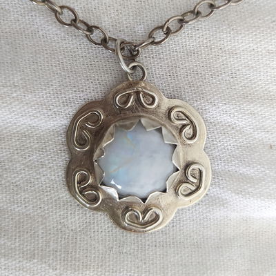 Dije de piedra de Luna (flor)