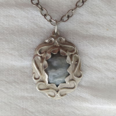 Dije de Piedra de Luna Negra