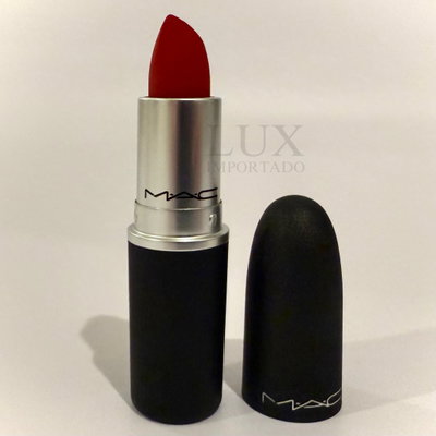 MAC Powder Kiss Lipstick 922 Werk, Werk, Werk Rojo Mate Difuminado