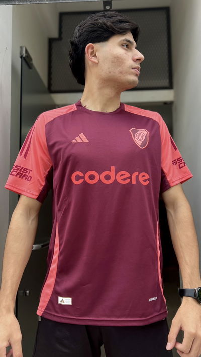 CAMISETA RIVER PLATE ENTRENAMIENTO SALMON+BORDO 24/25