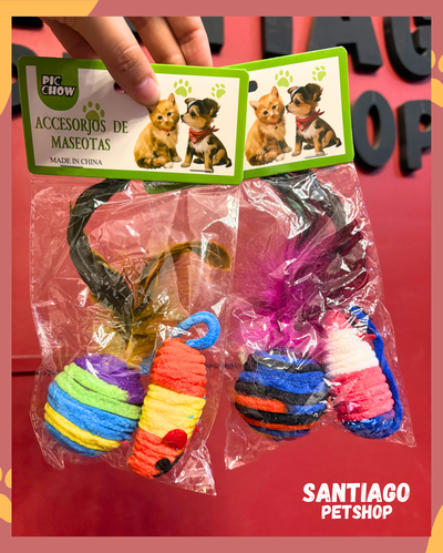 Rata con pelota y plumas