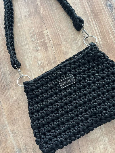 Cartera de Hilo Negra