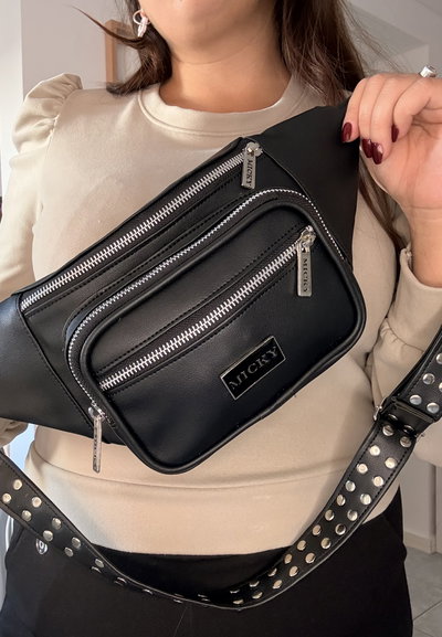 Riñonera bruna Tachas.