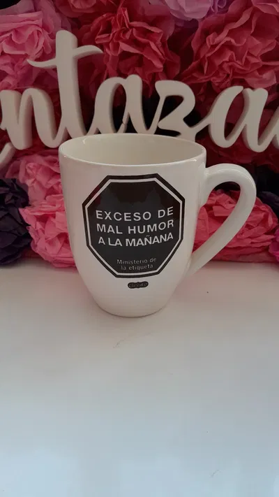 Taza etiqueta  exceso mal humor