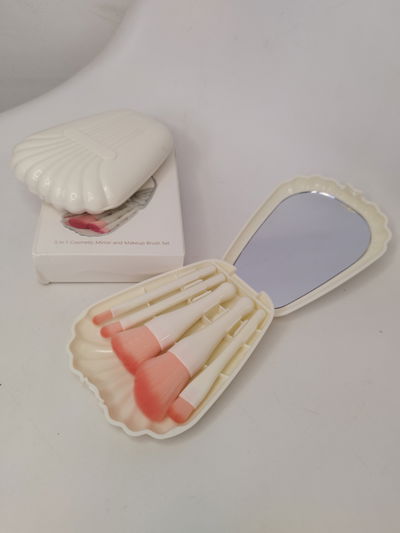 Set de 5 brochas con estuche de almeja