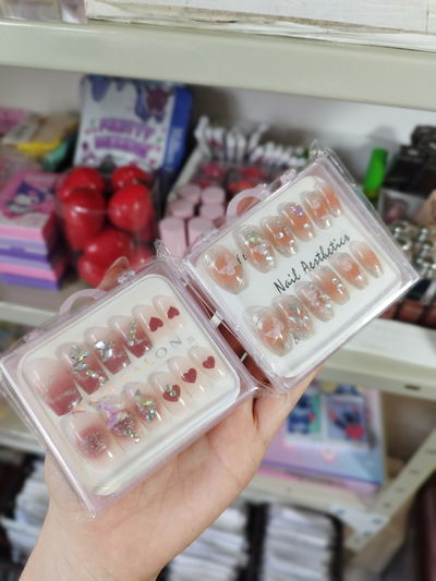 Uñas postizas en cajita transparente