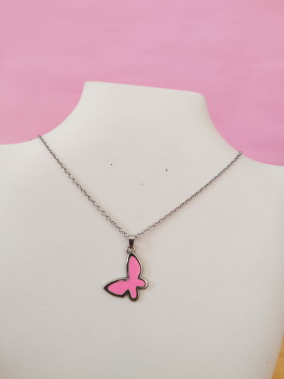 Collar mariposa esmaltada rosa