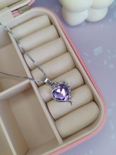 Collar corazon violeta