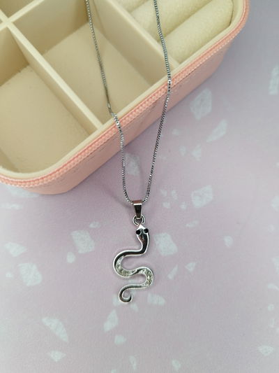 Collar serpiente plateada