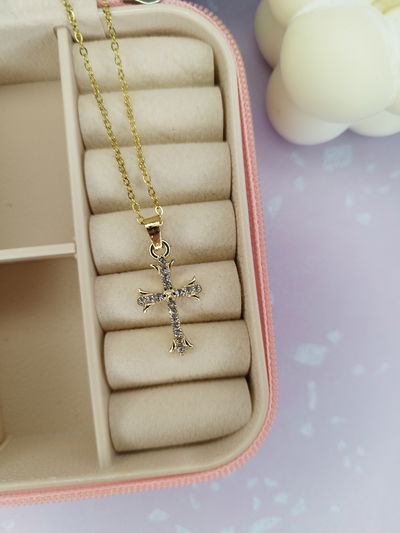 Collar cruz en punta