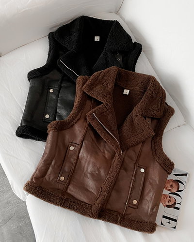 Chaleco eco cuero con broche