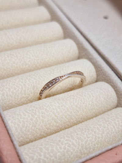 Anillo de plata con brillos