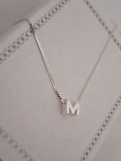 Cadena de plata veneciana y dije letra  M