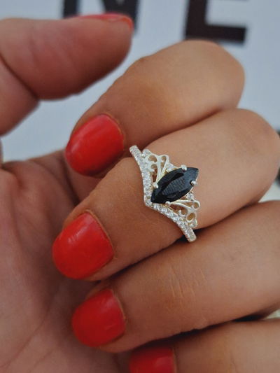 Anillo de plata corona con piedra negra