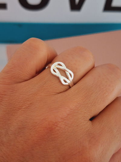 Anillo de plata entrelazado