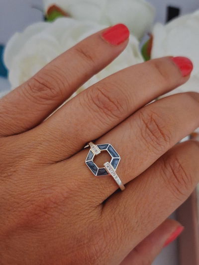 Anillo hexágono azul con brillos