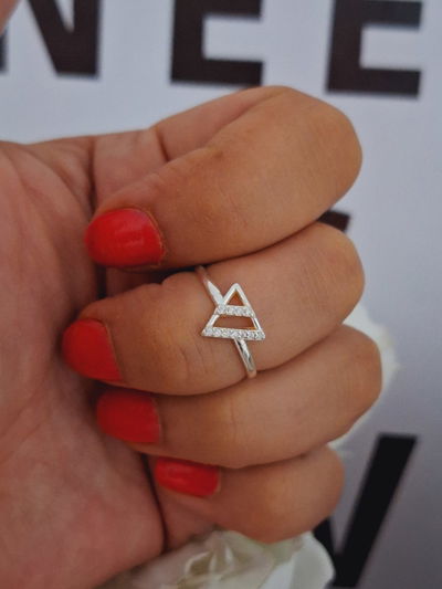 Anillo de plata triángulo con brillos
