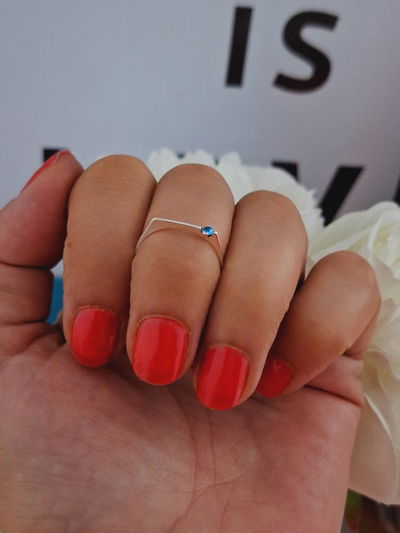 Anillo de plata chato con cubic celeste