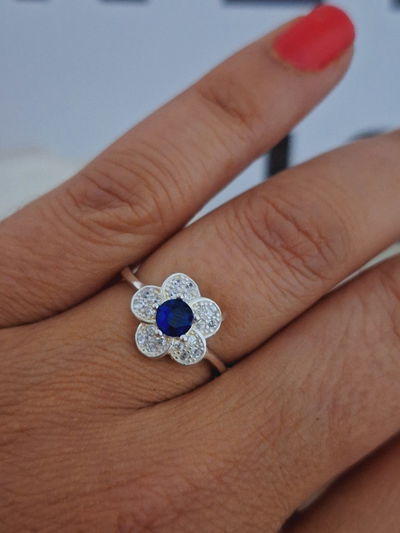 Anillo de plata flor azul con brillos