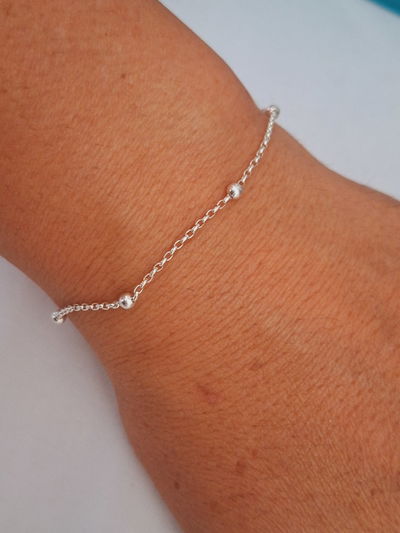 Pulsera con Bolitas de plata y cadena rolo