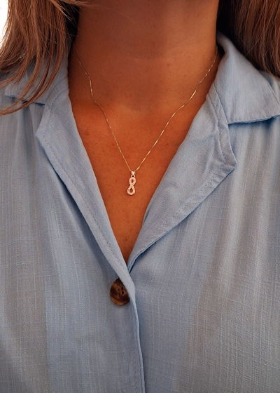 Cadena de plata  con dije infinito