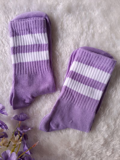 Violeta con blanco