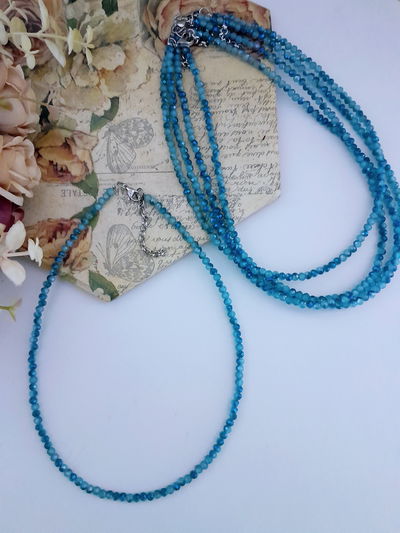 Collar tornasolado azul