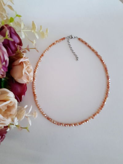 Collar de cristales tornasolado beige 