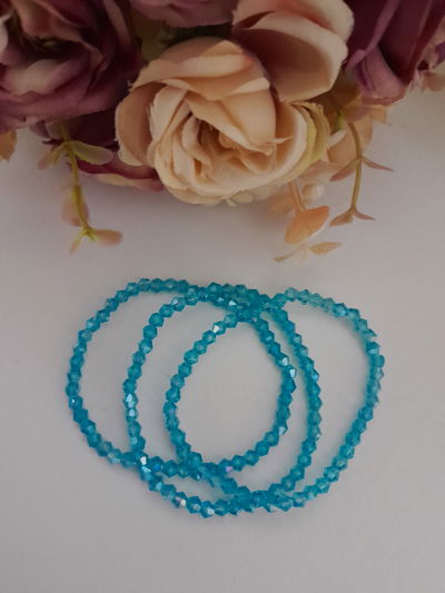 Pulsera celeste bicono