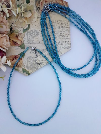 Collar tornasolado celeste