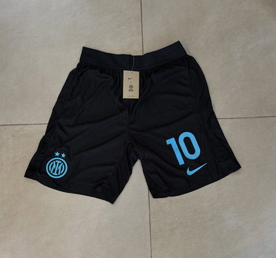 SHORT IMPORTADO INTER DE MILAN 2025/26 TITULAR “10”