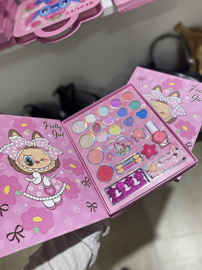 Paleta de maquillaje labubu