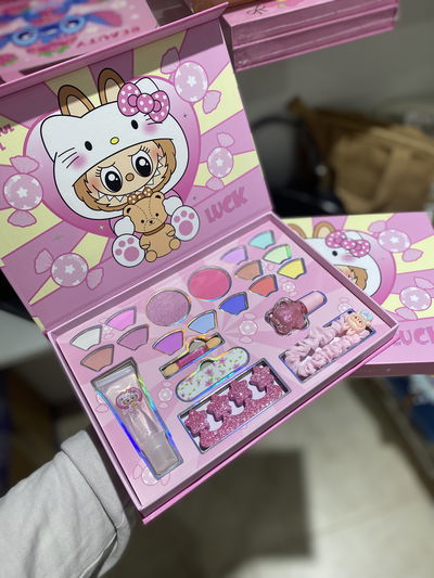 Paleta de maquillaje labubu