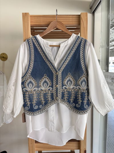 Chaleco jeans bordado