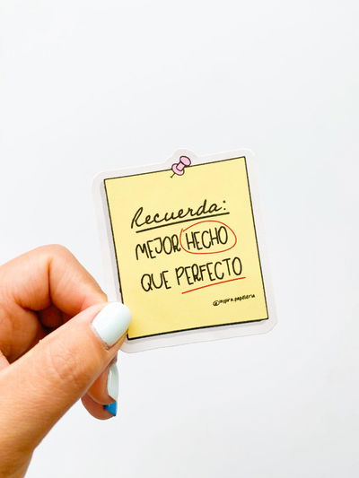 Mejor hecho que perfecto (nota) - sticker