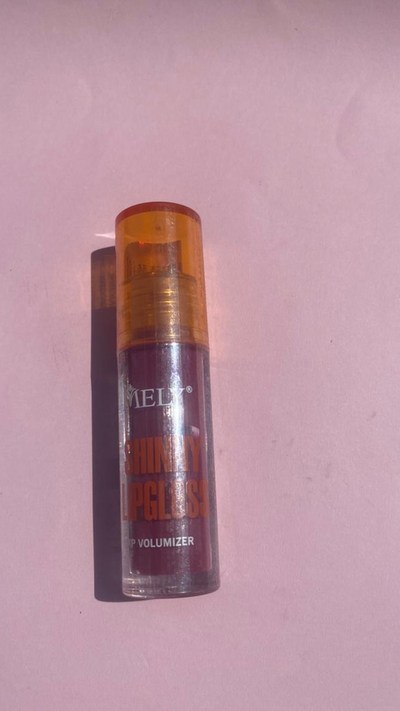 Gloss voluminizador con color Mely