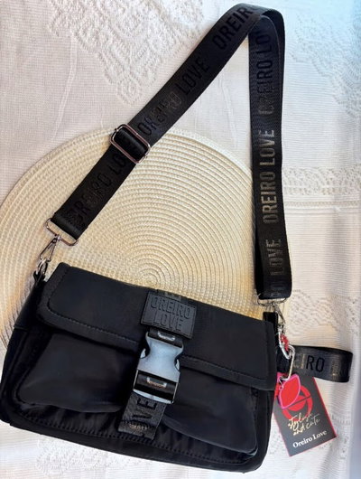 Bandolera Oreiro Love Negra con Correa Regulable y Bolsillos Frontales