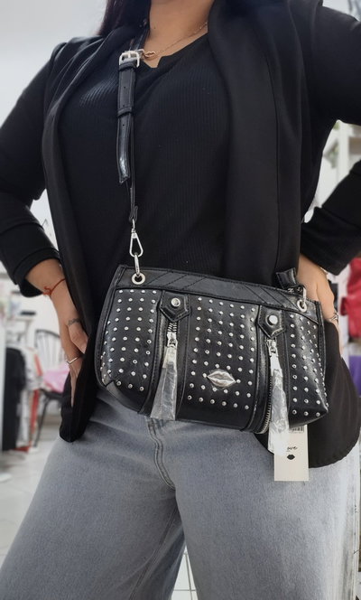 Bandolera Oreiro Love negra con tachas y cierres