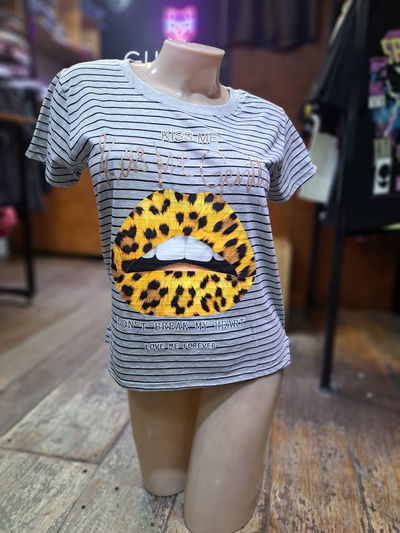 50cm Remera Rayada Gris Labios Kiss Me